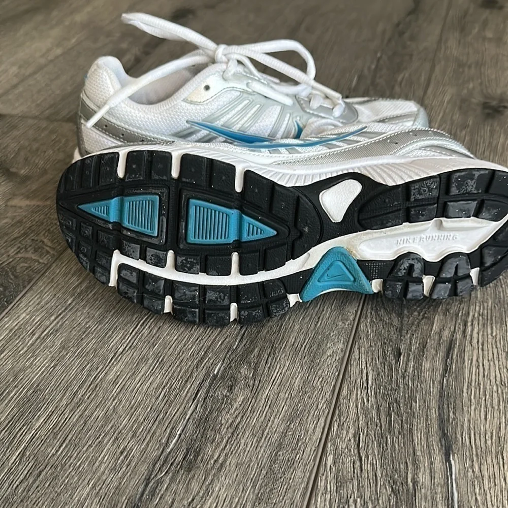 Nike shoes women’s size 6 1/2 dart 8 white with Aqua trim